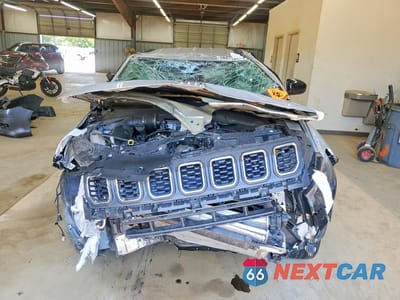 Piąte zdjęcie samochodu w środku: 2025 JEEP COMPASS LATITUDE VIN:3C4NJDBN9ST597805 - miniatura
