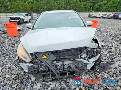 Piąte zdjęcie samochodu w środku: 2017 FORD FOCUS SE VIN:1FADP3K2XHL326918 - miniatura