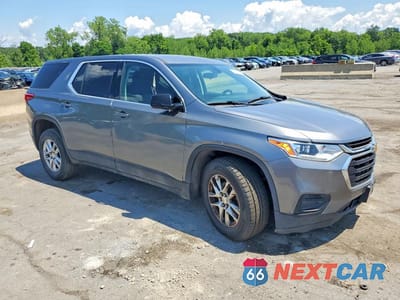 Czwarte zdjęcie samochodu z boku: 2020 CHEVROLET TRAVERSE LS VIN:1GNERFKW3LJ206600 - miniatura