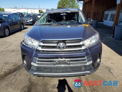 Piąte zdjęcie samochodu w środku: 2018 TOYOTA HIGHLANDER XLE VIN:5TDJZRFHXJS485502 - miniatura