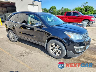 Czwarte zdjęcie samochodu z boku: 2017 CHEVROLET TRAVERSE LT VIN:1GNKRHKD6HJ337685 - miniatura