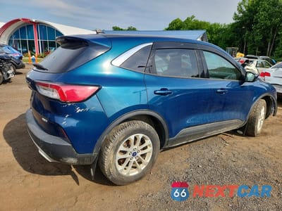Trzecie zdjęcie samochodu z tyłu: 2020 FORD ESCAPE SE VIN:1FMCU9G6XLUC08296 - miniatura