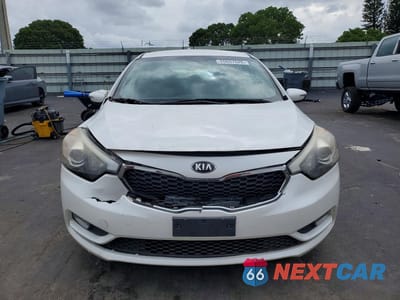 Piąte zdjęcie samochodu w środku: 2016 KIA FORTE LX VIN:KNAFK5A86G5636616 - miniatura