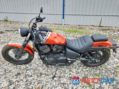 Trzecie zdjęcie samochodu z tyłu: 2025 HONDA VT750 C2B VIN:JH2RC53EXSK100723 - miniatura