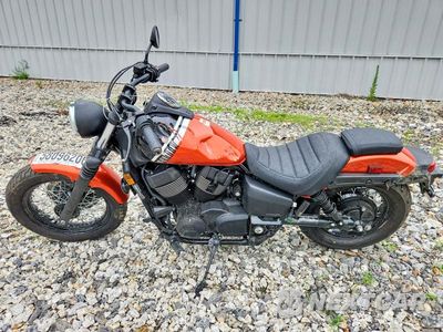 Trzecie zdjęcie samochodu z tyłu: 2025 HONDA VT750 C2B VIN:JH2RC53EXSK100723 - miniatura