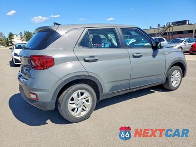 Trzecie zdjęcie samochodu z tyłu: 2021 HYUNDAI VENUE SE VIN:KMHRB8A32MU069596 - miniatura