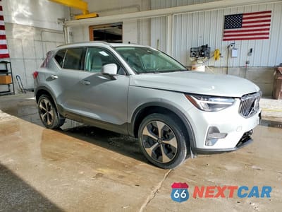 Czwarte zdjęcie samochodu z boku: 2025 VOLVO XC40 CORE VIN:YV4L12UJ7S2465341 - miniatura