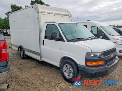 Czwarte zdjęcie samochodu z boku: 2019 CHEVROLET EXPRESS BOX TRUCK VIN:1GB0GRFG4K1171131 - miniatura