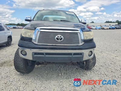 Piąte zdjęcie samochodu w środku: 2010 TOYOTA TUNDRA CREWMAX LIMITED VIN:5TFHW5F14AX145792 - miniatura
