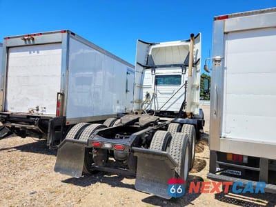 Czwarte zdjęcie samochodu z boku: 2017 VOLVO VNL SEMI TRUCK VIN:4V4NC9EG3HN992158 - miniatura
