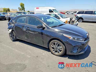 Czwarte zdjęcie samochodu z boku: 2023 KIA FORTE LXS VIN:3KPF24AD5PE629235 - miniatura
