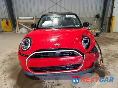 Piąte zdjęcie samochodu w środku: 2026 MINI COOPER S VIN:WMW23GD07T2Y20679 - miniatura