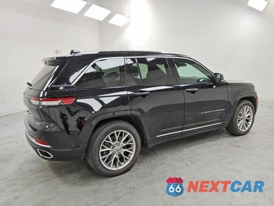 Trzecie zdjęcie samochodu z tyłu: 2022 JEEP GRAND CHEROKEE SUMMIT 4XE VIN:1C4RJYE61N8760088 - miniatura