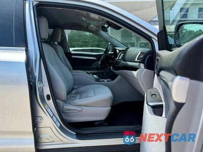 Piąte zdjęcie samochodu w środku: 2018 TOYOTA HIGHLANDER LE VIN:5TDBZRFH1JS833126 - miniatura