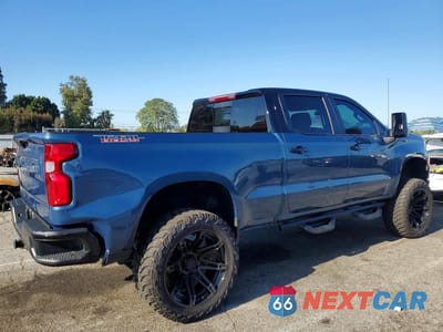Trzecie zdjęcie samochodu z tyłu: 2024 CHEVROLET SILVERADO K1500 LT TRAIL BOSS VIN:3GCUDFE86RG215690 - miniatura