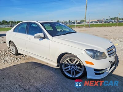 Czwarte zdjęcie samochodu z boku: 2013 MERCEDES-BENZ C 300 4MATIC VIN:WDDGF8AB6DG118858 - miniatura