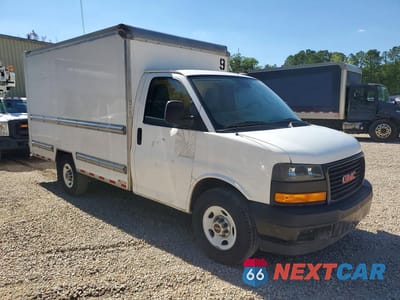 Czwarte zdjęcie samochodu z boku: 2020 GMC SAVANA BOX TRUCK VIN:1GD07RFP0L1180045 - miniatura