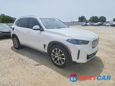 Czwarte zdjęcie samochodu z boku: 2025 BMW X5 XDRIVE40I VIN:5UX23EU04S9Y83010 - miniatura