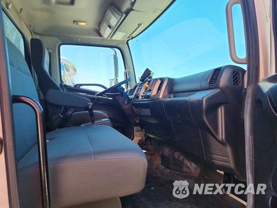 Piąte zdjęcie samochodu w środku: 2018 HINO 268A BOX TRUCK VIN:5PVNJ8JT4J4S58509 - miniatura