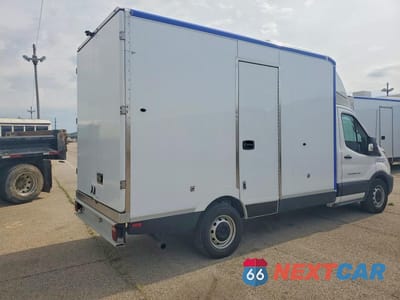 Trzecie zdjęcie samochodu z tyłu: 2022 FORD TRANSIT DELIVERY TRUCK VIN:1FDBW5Z8XNKA01581 - miniatura