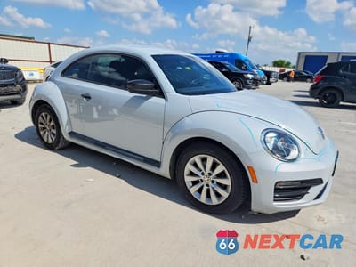 Czwarte zdjęcie samochodu z boku: 2017 VOLKSWAGEN BEETLE 1.8T VIN:3VWF17AT1HM616708 - miniatura