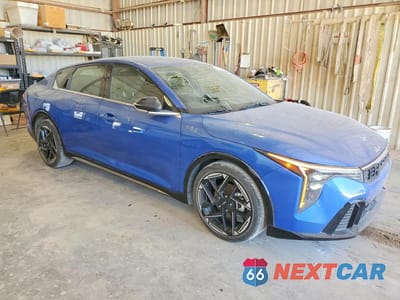 Czwarte zdjęcie samochodu z boku: 2025 KIA K4 GT LINE VIN:3KPFW4DE3SE086047 - miniatura