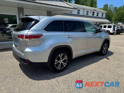 Czwarte zdjęcie samochodu z boku: 2018 TOYOTA HIGHLANDER LE VIN:5TDBZRFH1JS833126 - miniatura