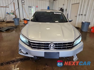 Piąte zdjęcie samochodu w środku: 2018 VOLKSWAGEN PASSAT SE VIN:1VWBA7A35JC040319 - miniatura