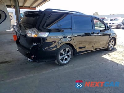 Trzecie zdjęcie samochodu z tyłu: 2019 TOYOTA SIENNA SE 8-PASSENGER VIN:5TDXZ3DCXKS974496 - miniatura