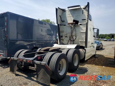 Czwarte zdjęcie samochodu z boku: 2016 VOLVO VN VNL - SEMI TRUCK VIN:4V4NC9EHXGN938699 - miniatura