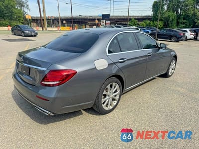 Trzecie zdjęcie samochodu z tyłu: 2017 MERCEDES-BENZ E 300 VIN:WDDZF4JB9HA118251 - miniatura