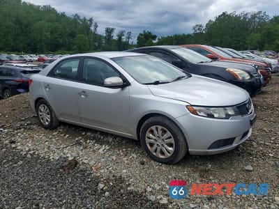 Czwarte zdjęcie samochodu z boku: 2010 KIA FORTE EX VIN:KNAFU4A27A5858038 - miniatura