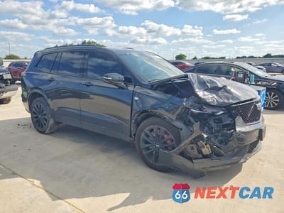 Czwarte zdjęcie samochodu z boku: 2023 CADILLAC XT6 SPORT VIN:1GYKPGRS9PZ185795 - miniatura