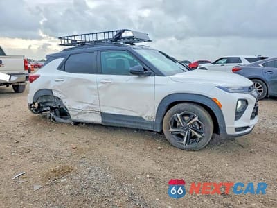 Czwarte zdjęcie samochodu z boku: 2022 CHEVROLET TRAILBLAZER RS VIN:KL79MTSL5NB020712 - miniatura
