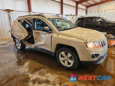 Czwarte zdjęcie samochodu z boku: 2017 JEEP COMPASS LATITUDE VIN:1C4NJDEB8HD208992 - miniatura