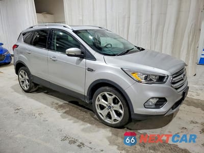 Czwarte zdjęcie samochodu z boku: 2019 FORD ESCAPE TITANIUM VIN:1FMCU9J92KUC28883 - miniatura