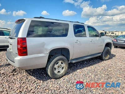 Trzecie zdjęcie samochodu z tyłu: 2010 CHEVROLET SUBURBAN K1500 LT VIN:1GNUKJE38AR244469 - miniatura