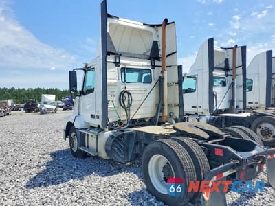 Trzecie zdjęcie samochodu z tyłu: 2017 VOLVO VNL SEMI TRUCK VIN:4V4N39TG1HN987950 - miniatura