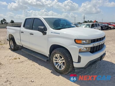 Czwarte zdjęcie samochodu z boku: 2019 CHEVROLET SILVERADO C1500 VIN:1GCRWAEH1KZ336314 - miniatura