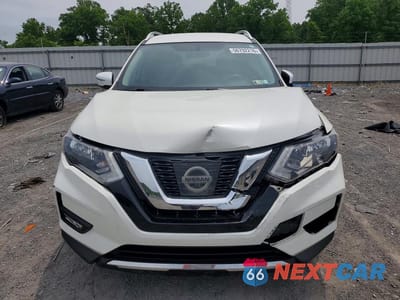 Piąte zdjęcie samochodu w środku: 2017 NISSAN ROGUE SV VIN:KNMAT2MV0HP597277 - miniatura