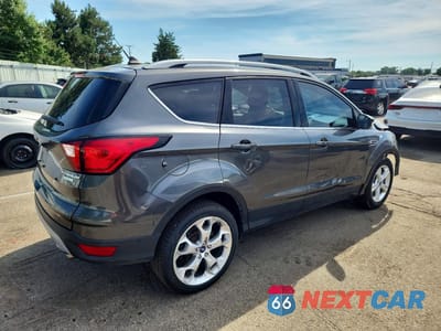 Trzecie zdjęcie samochodu z tyłu: 2019 FORD ESCAPE TITANIUM VIN:1FMCU0J90KUA56364 - miniatura