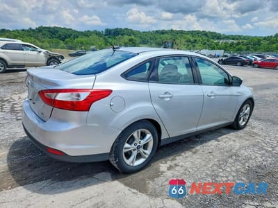 Trzecie zdjęcie samochodu z tyłu: 2014 FORD FOCUS SE VIN:1FADP3F26EL173346 - miniatura