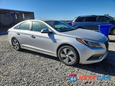 Czwarte zdjęcie samochodu z boku: 2017 HYUNDAI SONATA HYBRID LIMITED VIN:KMHE34L14HA050250 - miniatura