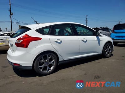 Trzecie zdjęcie samochodu z tyłu: 2014 FORD FOCUS SE VIN:1FADP3K28EL198500 - miniatura