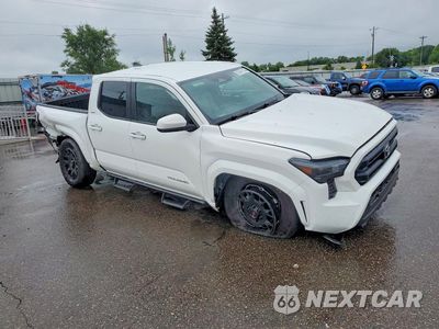 Czwarte zdjęcie samochodu z boku: 2025 TOYOTA TACOMA SR5 VIN:3TMLB5JN1SM151749 - miniatura