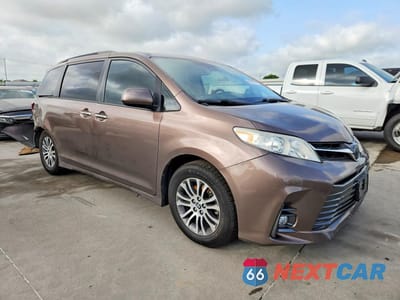 Czwarte zdjęcie samochodu z boku: 2019 TOYOTA SIENNA XLE 8-PASSENGER VIN:5TDYZ3DC2KS976750 - miniatura