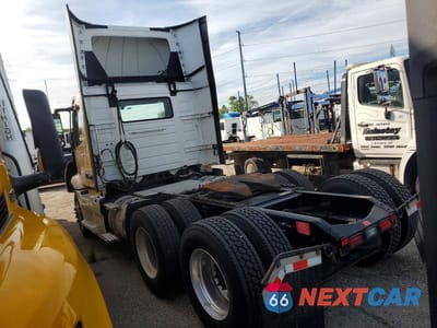 Trzecie zdjęcie samochodu z tyłu: 2023 VOLVO VNR - SEMI TRUCK VIN:4V4WC9EH2PN341292 - miniatura