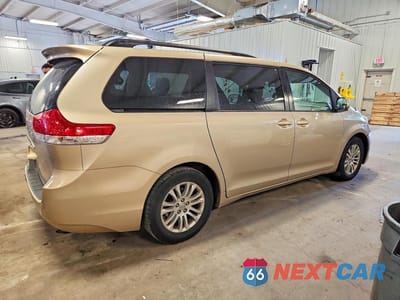 Trzecie zdjęcie samochodu z tyłu: 2013 TOYOTA SIENNA XLE 8-PASSENGER VIN:5TDYK3DC2DS317591 - miniatura