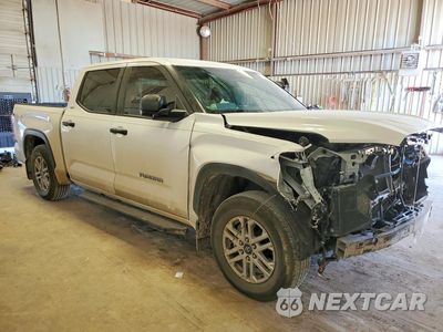 Czwarte zdjęcie samochodu z boku: 2025 TOYOTA TUNDRA SR5 VIN:5TFLA5AB3SX044933 - miniatura