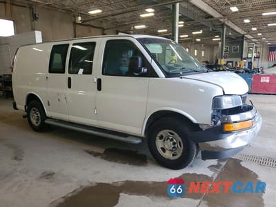 Czwarte zdjęcie samochodu z boku: 2020 CHEVROLET EXPRESS 2500 CARGO DELIVERY VAN VIN:1GCWGAFG0L1214386 - miniatura